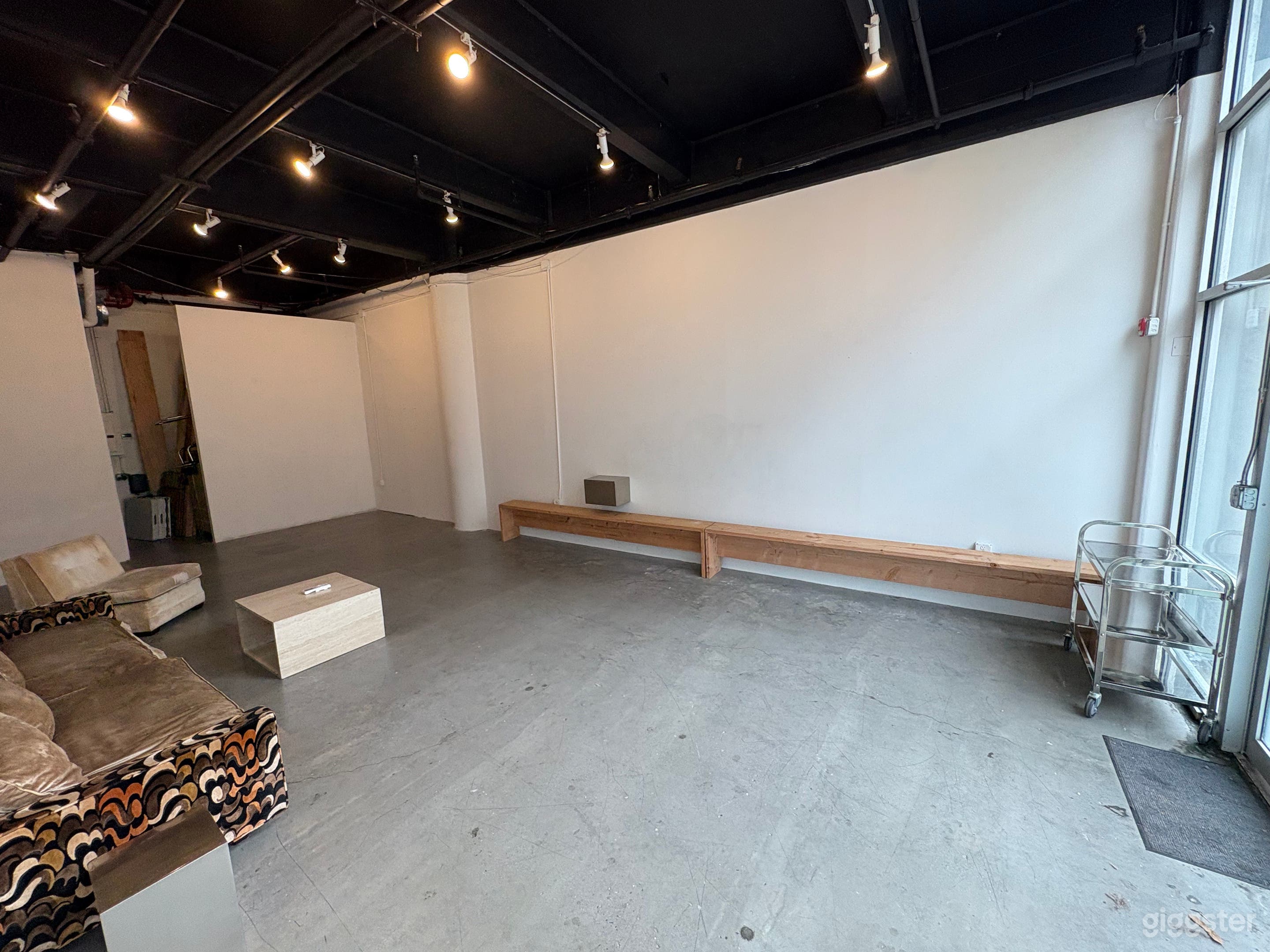 Bright Modern Gallery with Natural Light Photo 3