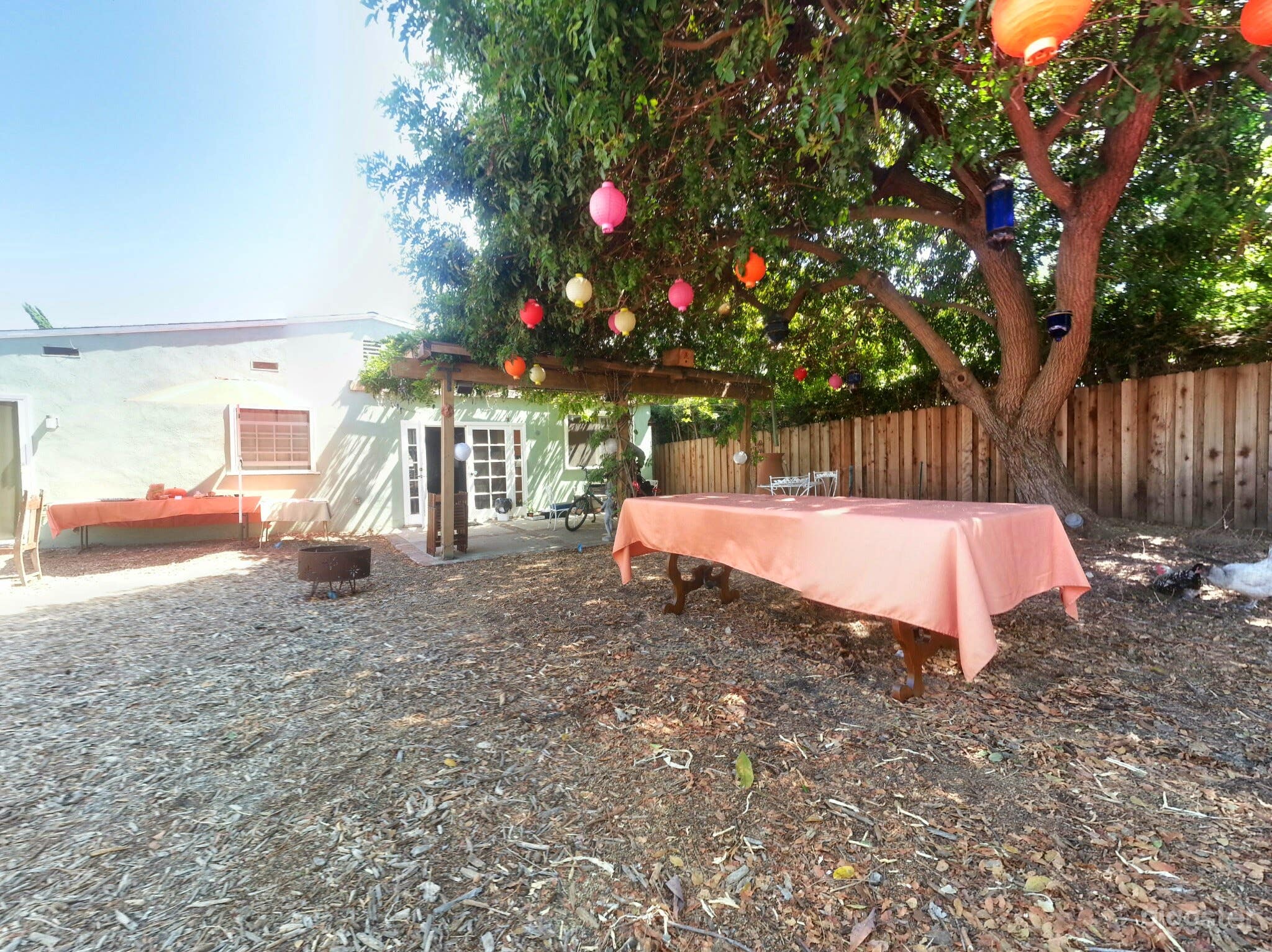The back yard uses mulch instead of grass, making it extremely flexible for shoots, both long and short-term (no need to protect or water the grass).