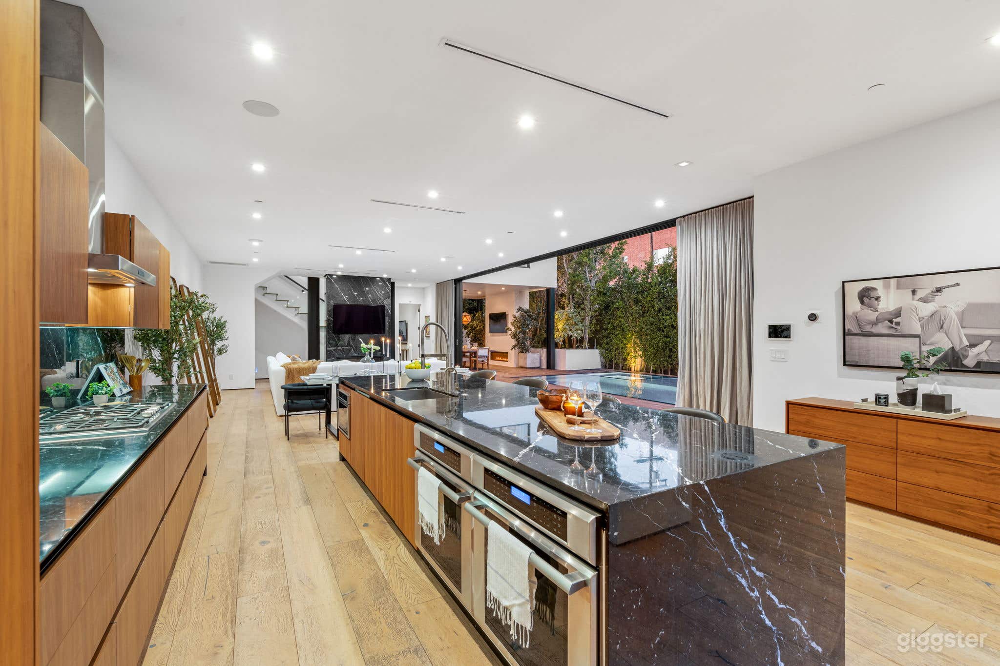 Modern Mansion w/ Pool & Contemporary Interior Photo 4