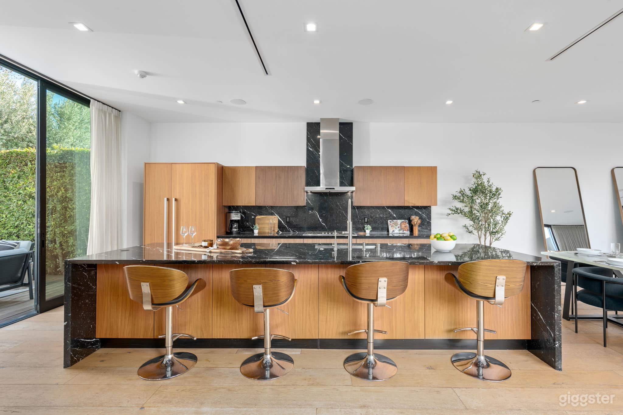 Modern Mansion w/ Pool &amp; Contemporary Interior Photo 4