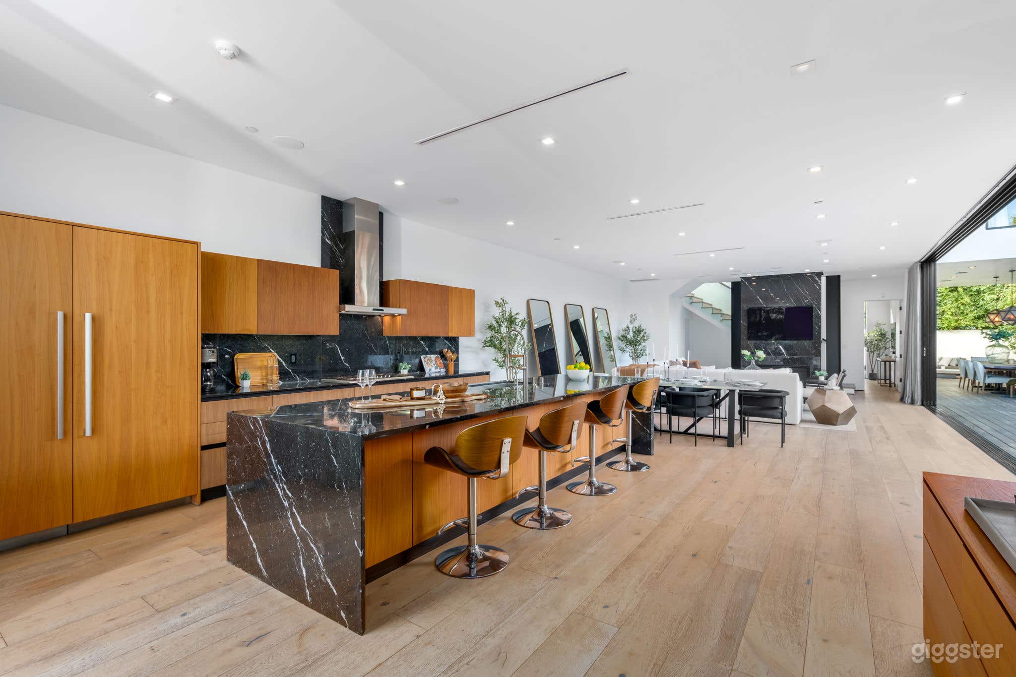 Modern Mansion w/ Pool &amp; Contemporary Interior Photo 3