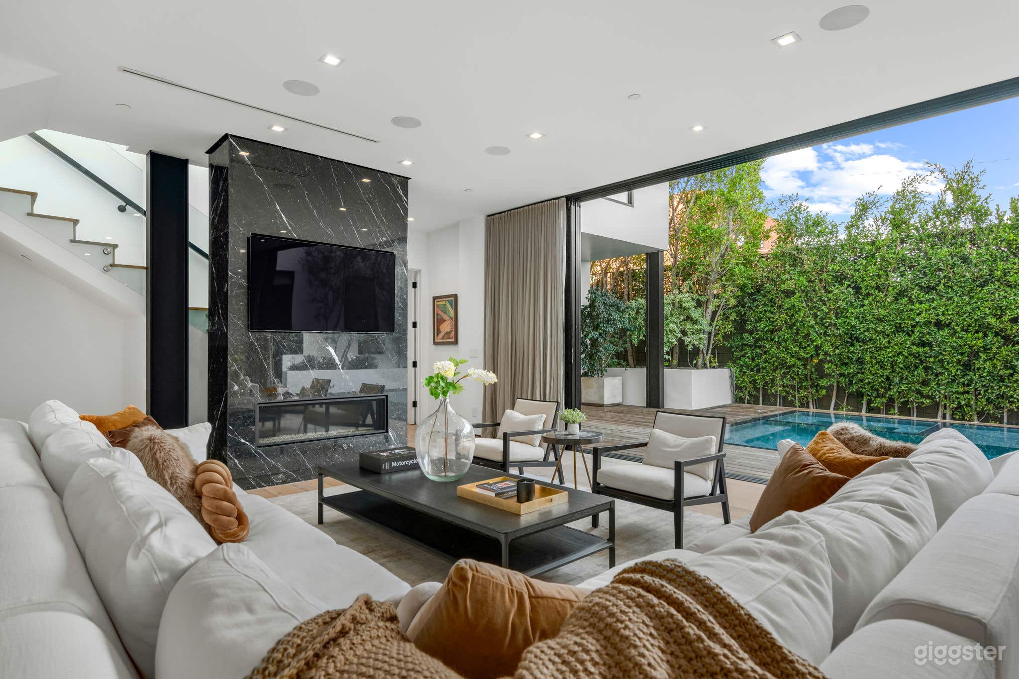 Modern Mansion w/ Pool &amp; Contemporary Interior Photo 2