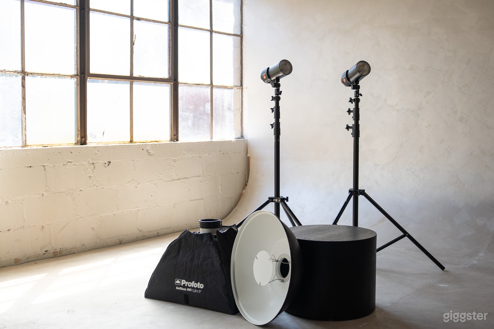 780 sqf Einzigartige strukturierte Zyklorama, natürliches Licht, große Fenster Foto 4