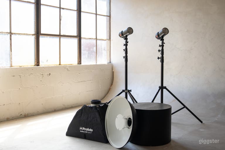  780 sqf Unique textured cyc, natural light large windows 