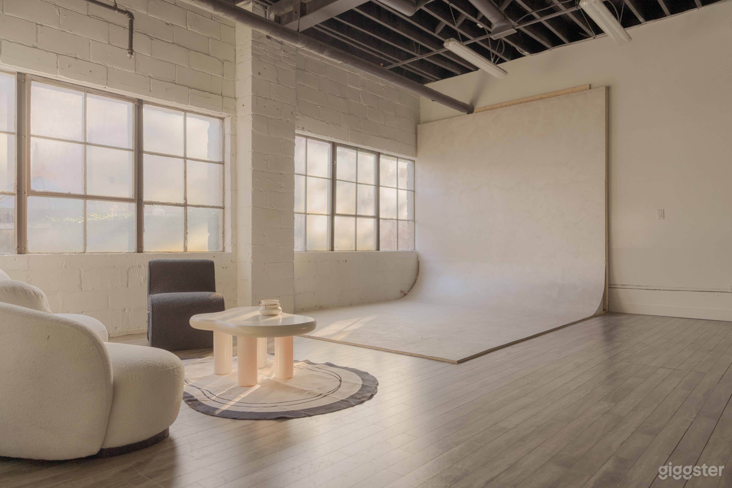 780 sqf Unique textured cyc, natural light large windows Photo 1