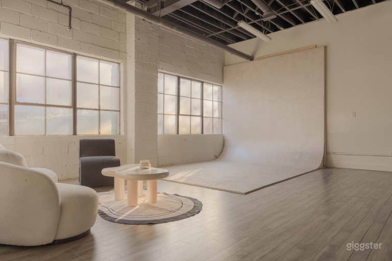  780 sqf Unique textured cyc, natural light large windows 