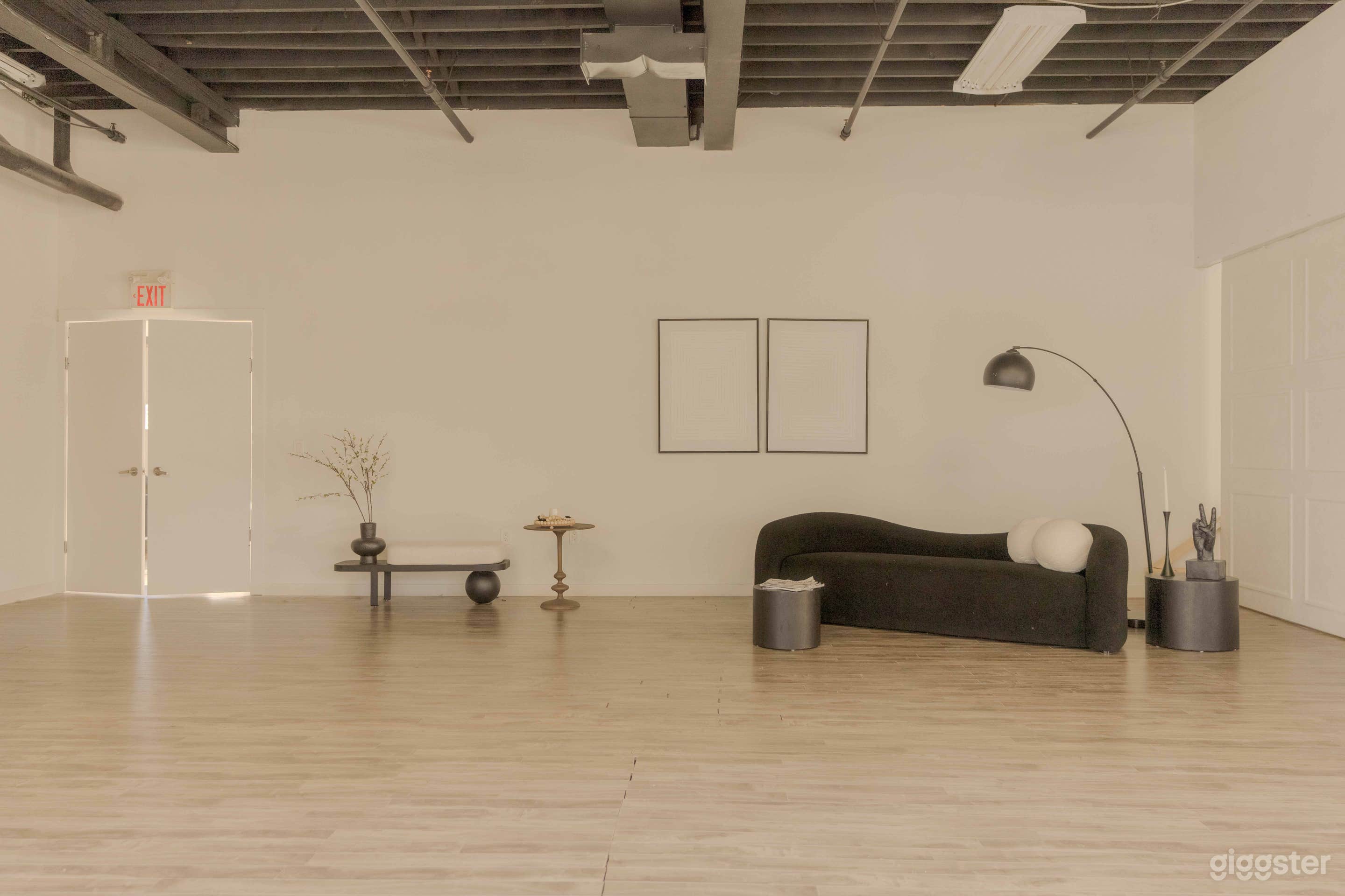 780 sqf Unique textured cyc, natural light large windows Photo 3