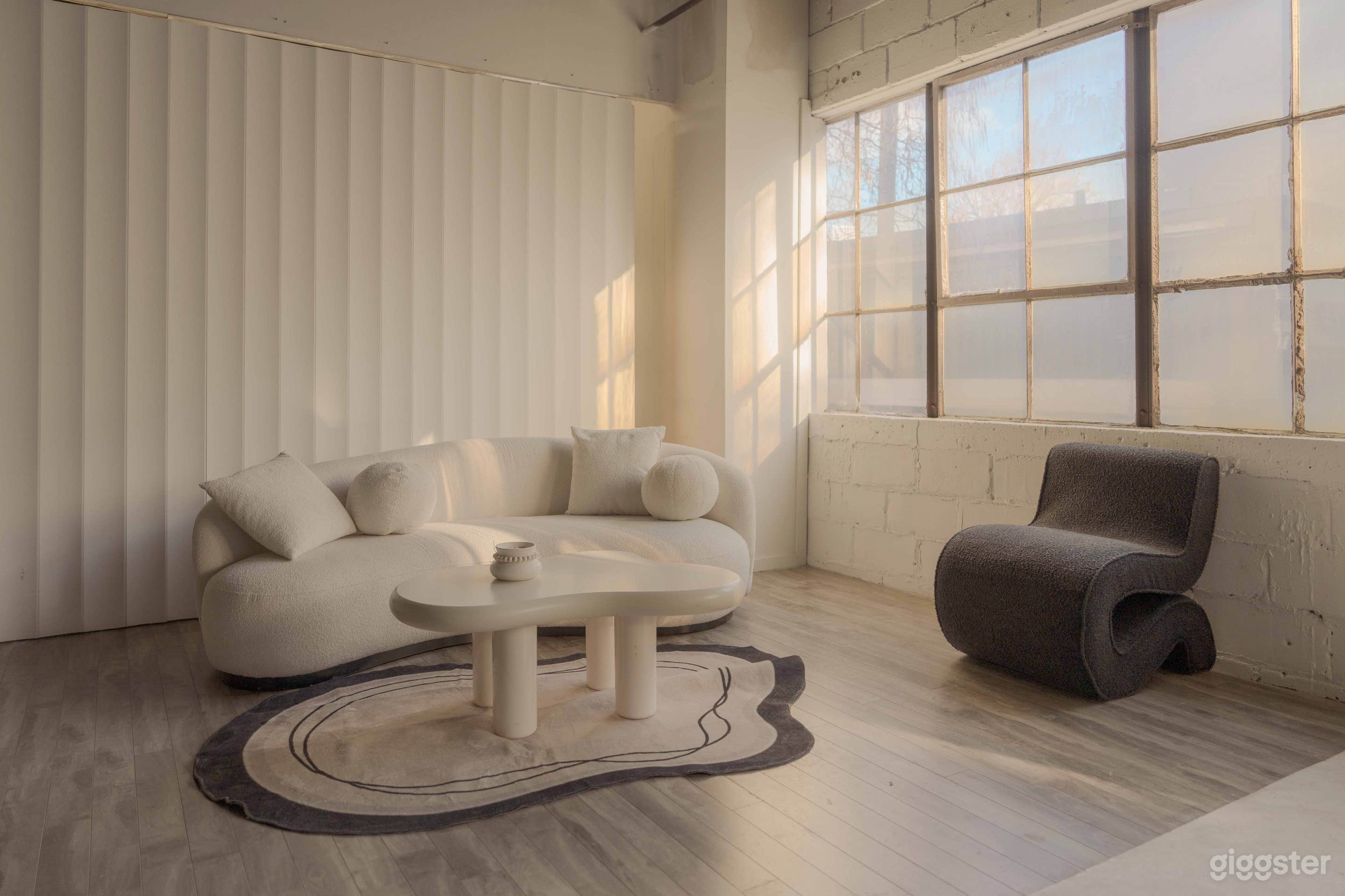 780 sqf Unique textured cyc, natural light large windows Photo 2