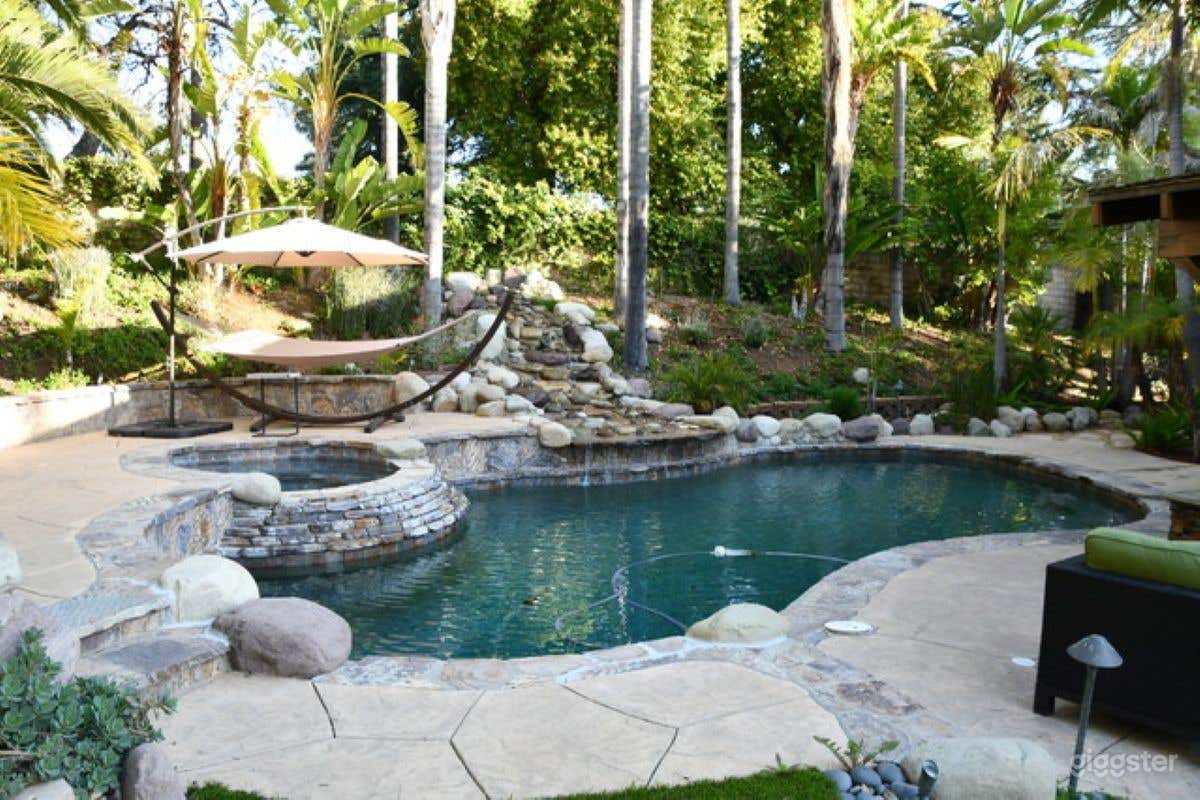 SFH with Tropical pool/Waterfall &amp; Lush vegetation Photo 2