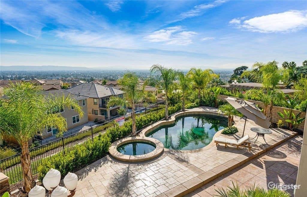 Beautiful Salt Water Pool and Jacuzzi Photo 1