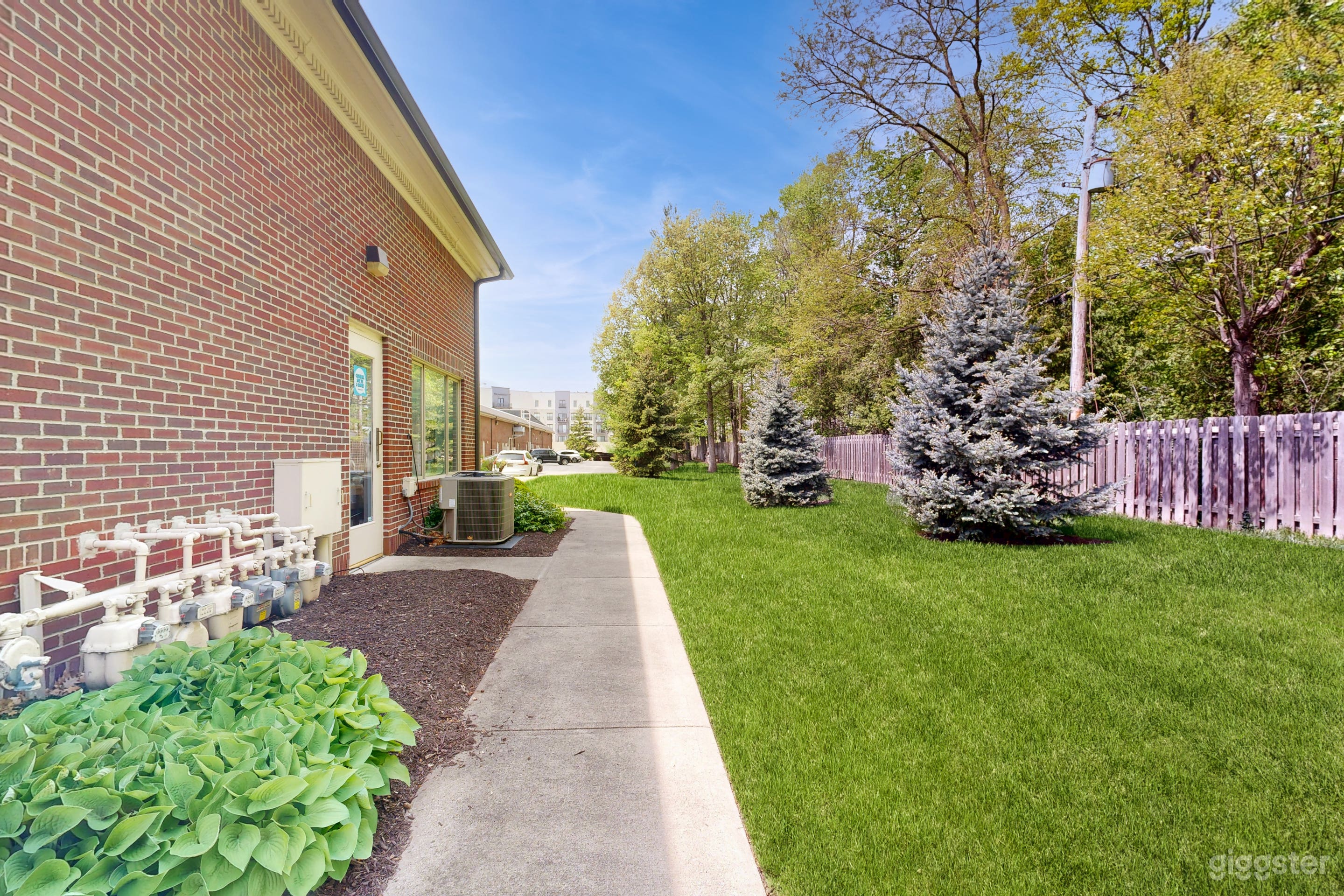 Beautiful backyard that accommodates upto 15 guests for a cozy hangout.