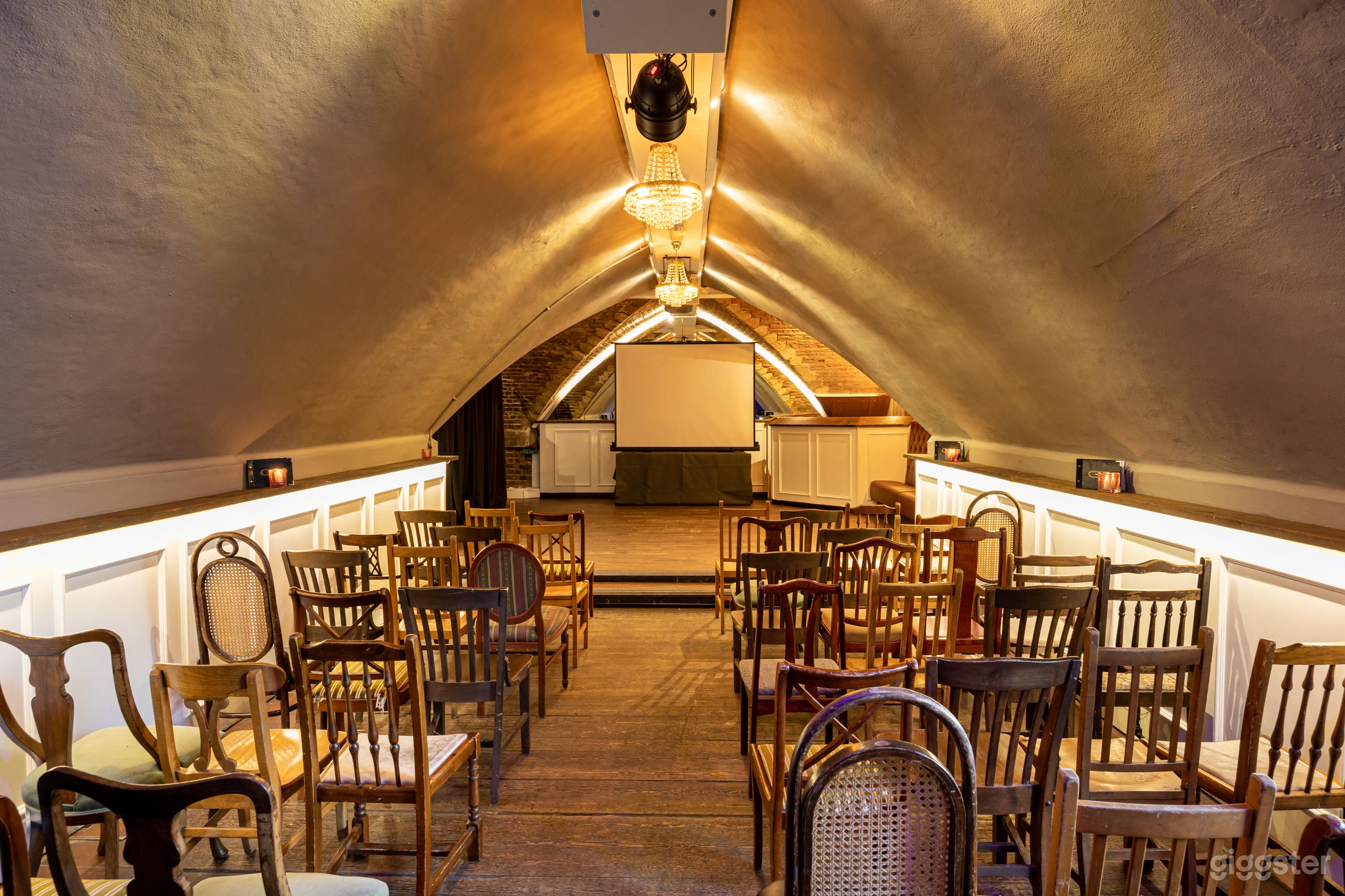 Attic Ballroom and Study Bar Photo 4