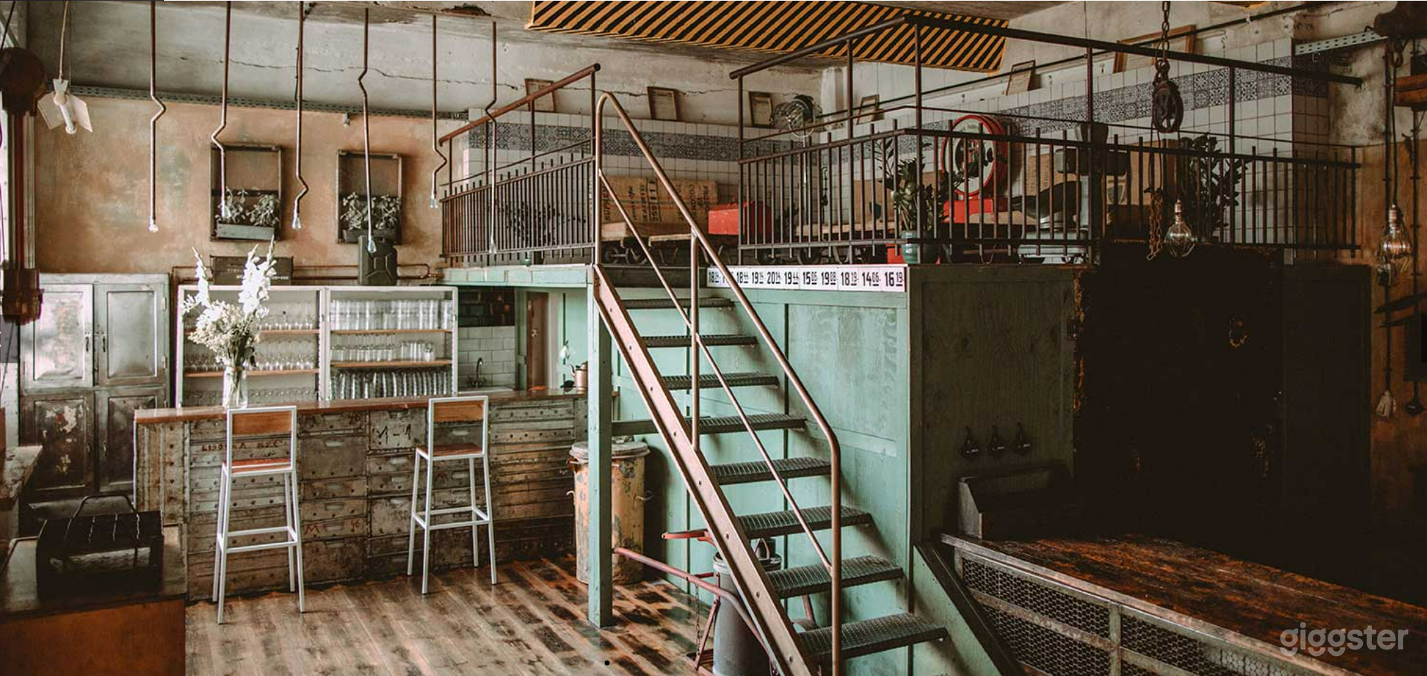 Industrielampen, Werkbänke und alte Fabrikspinde Foto 1