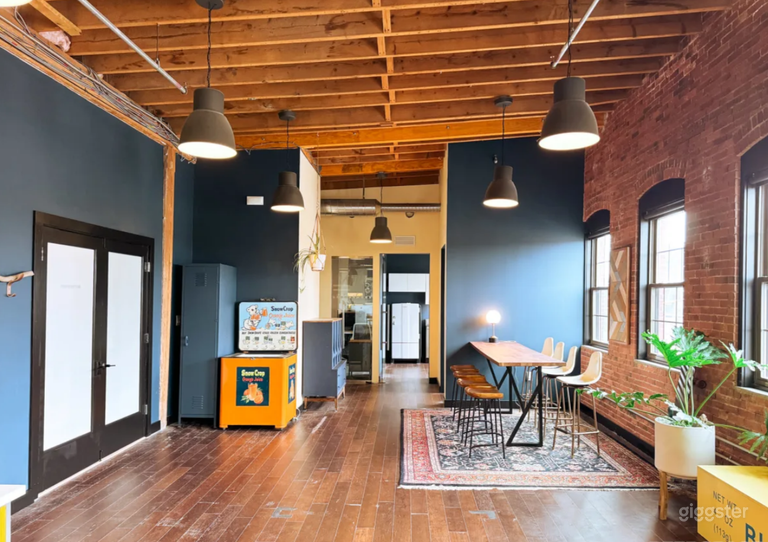  RenovatedIndustrial Loft with Dual Cyclorama 
