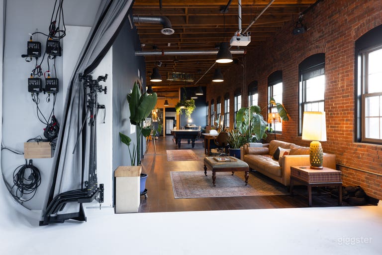  RenovatedIndustrial Loft with Dual Cyclorama 