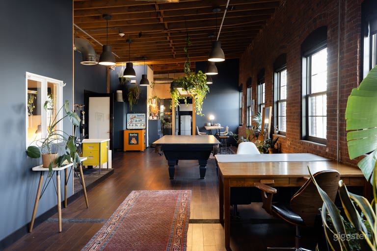  RenovatedIndustrial Loft with Dual Cyclorama 