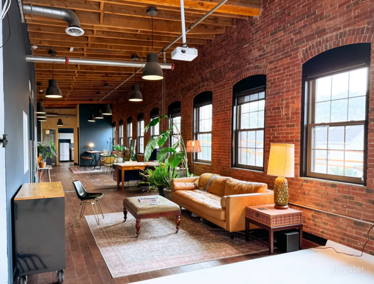 RenovatedIndustrial Loft with Dual Cyclorama 