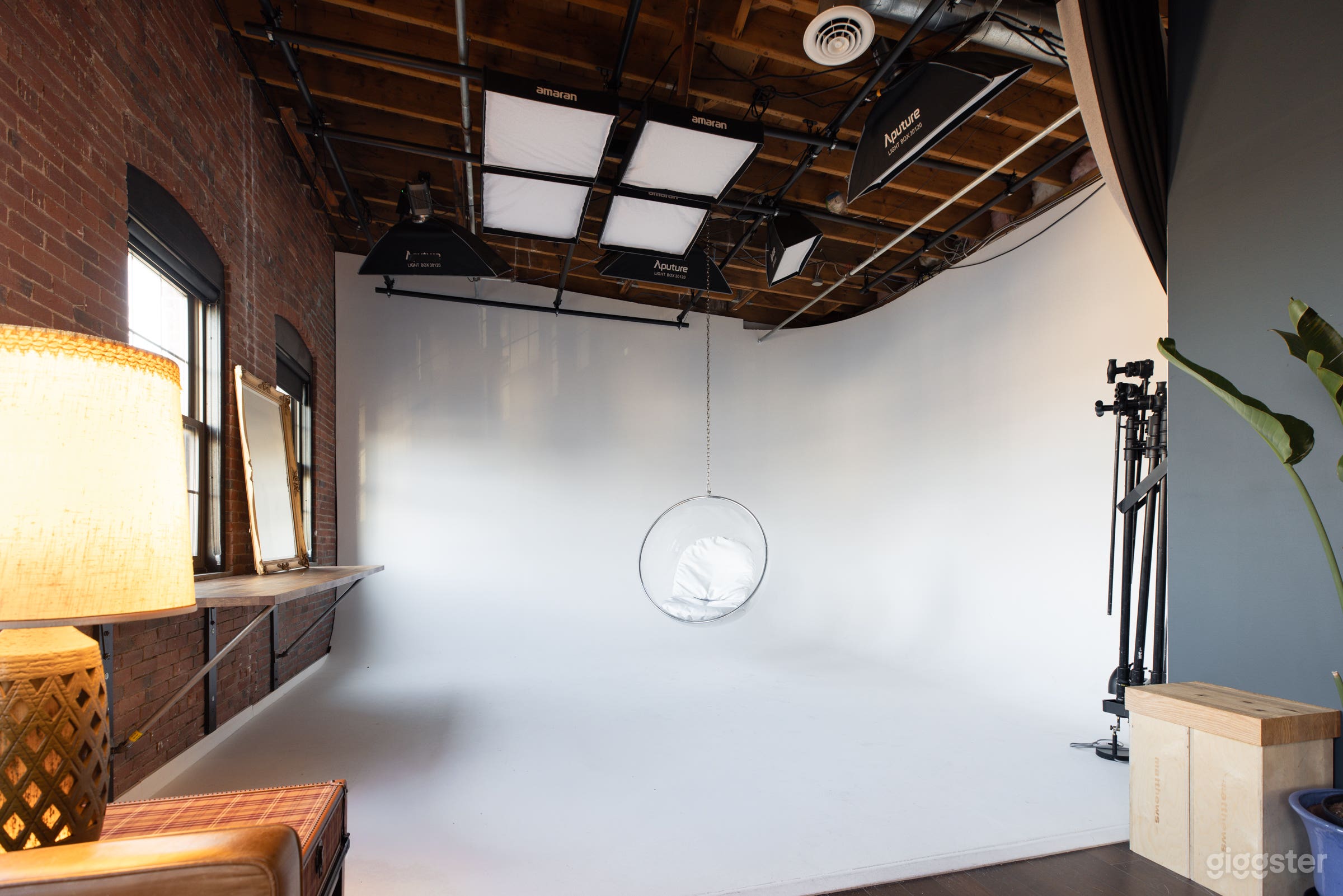 RenovatedIndustrial Loft with Dual Cyclorama Photo 4