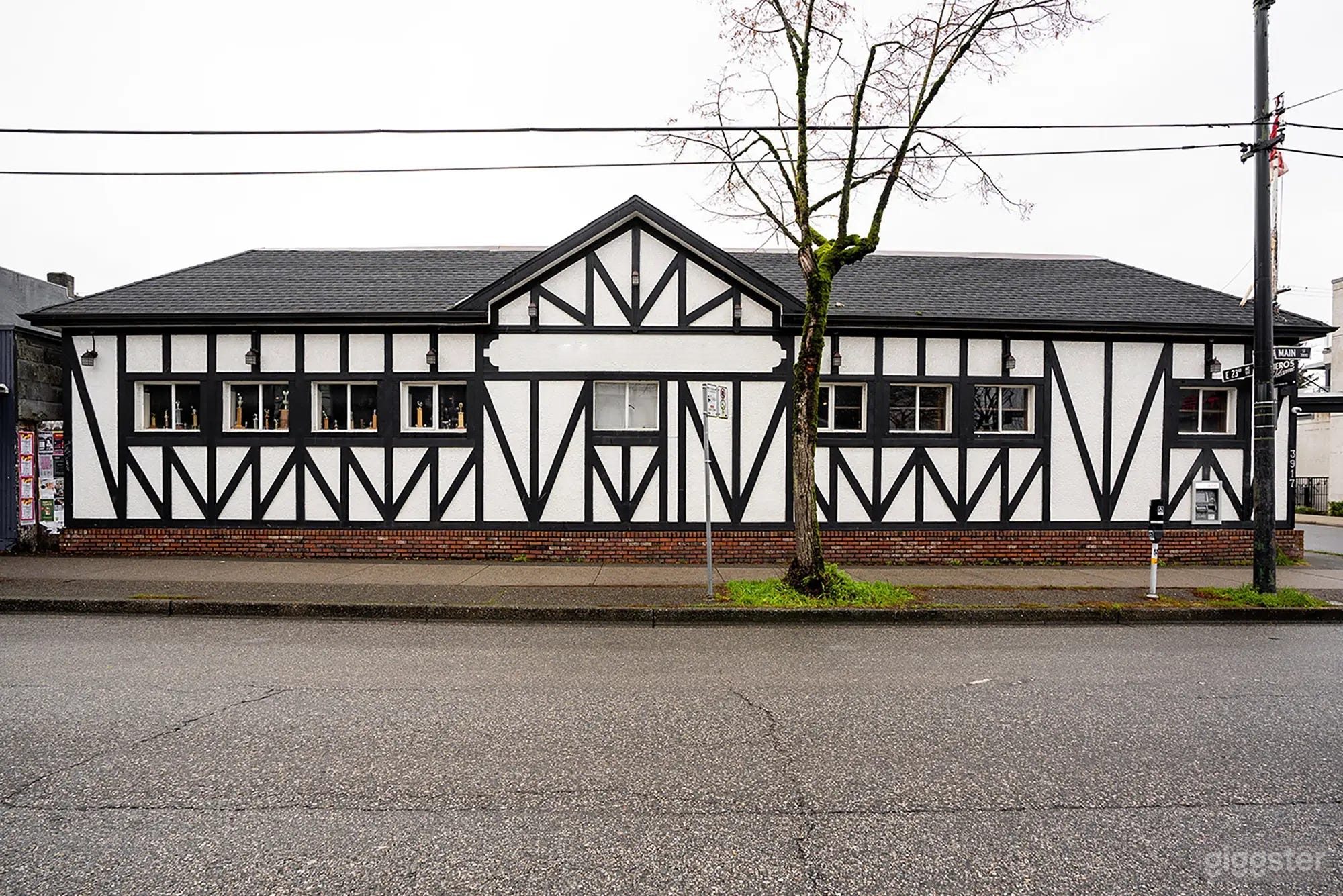 Spacious East Van Pub/Event Space Photo 1