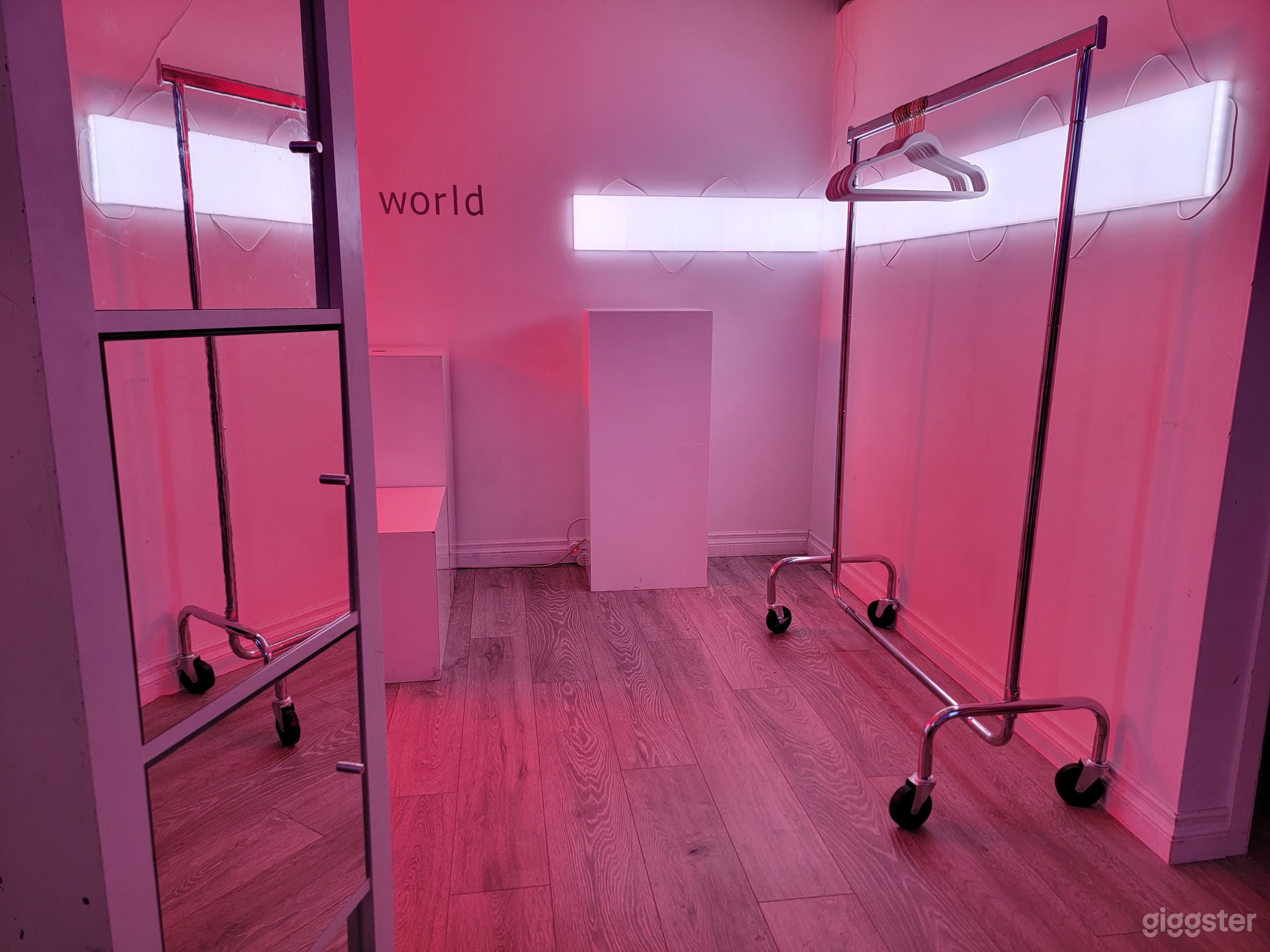 We are fully equipped for eCommerce productiom and fashion photoshoots.