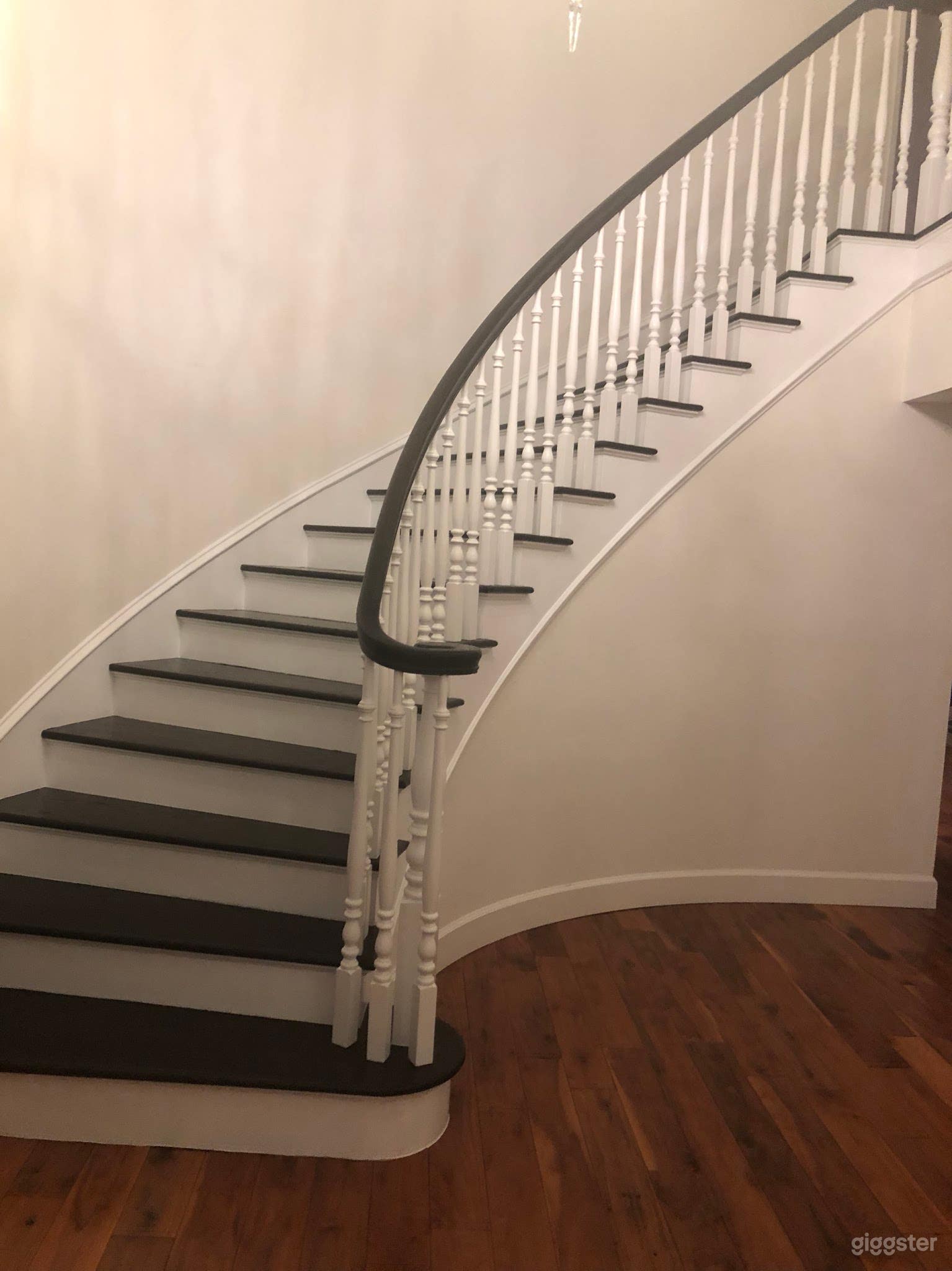 Charming, spacious and remodeled Photo 2