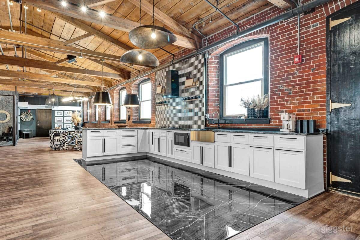 Large kitchen+ functional gas stove 