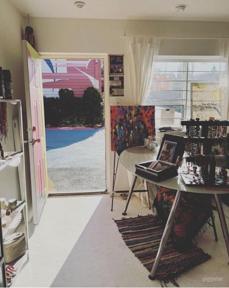  Consignment, thrift and art gallery shop 