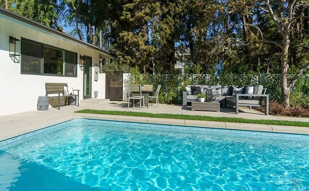 Modern and Spacious Backyard Pool Photo 2