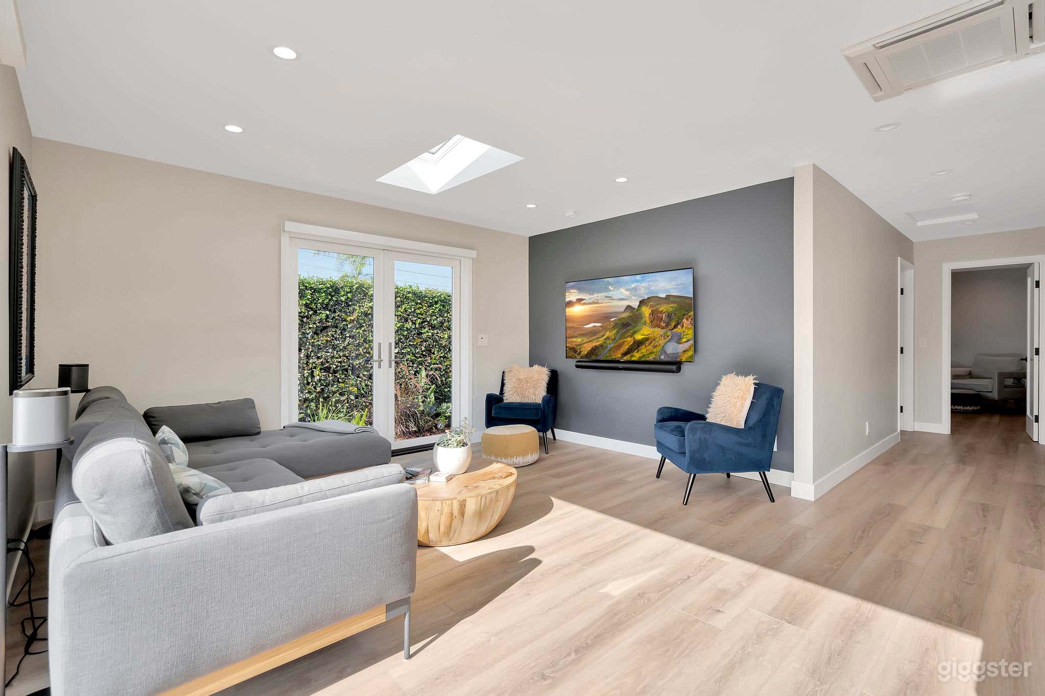 Contemporary 2 bedroom, 2 bath bungalow. Photo 4