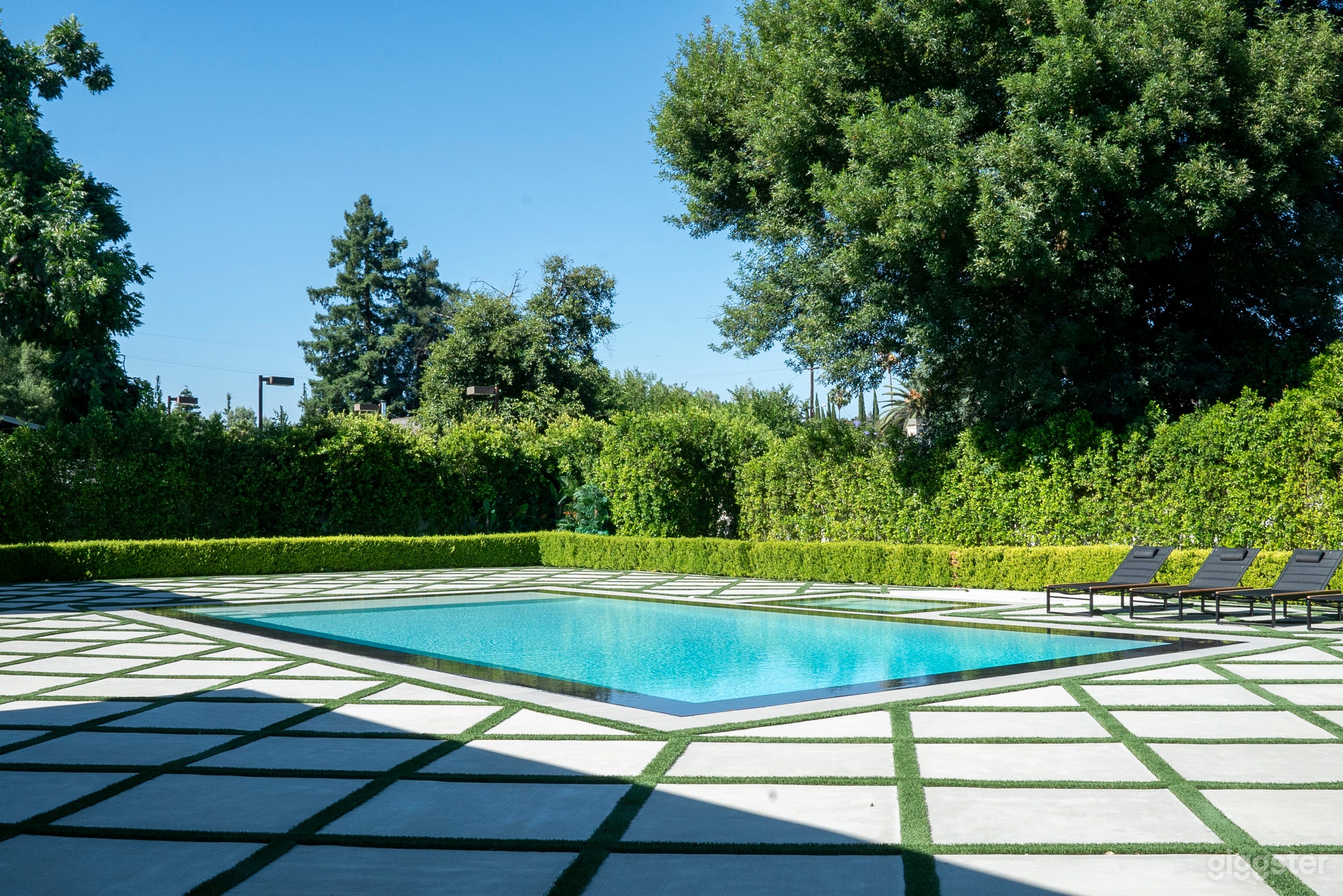 Fully Equipped Photo Studio | POOL- BACKYARD -OUTDOOR GYM Photo 4