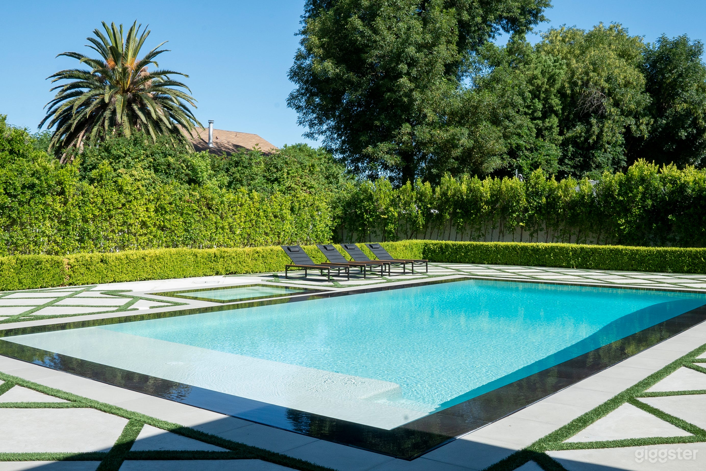 Fully Equipped Photo Studio | POOL- BACKYARD -OUTDOOR GYM Photo 3