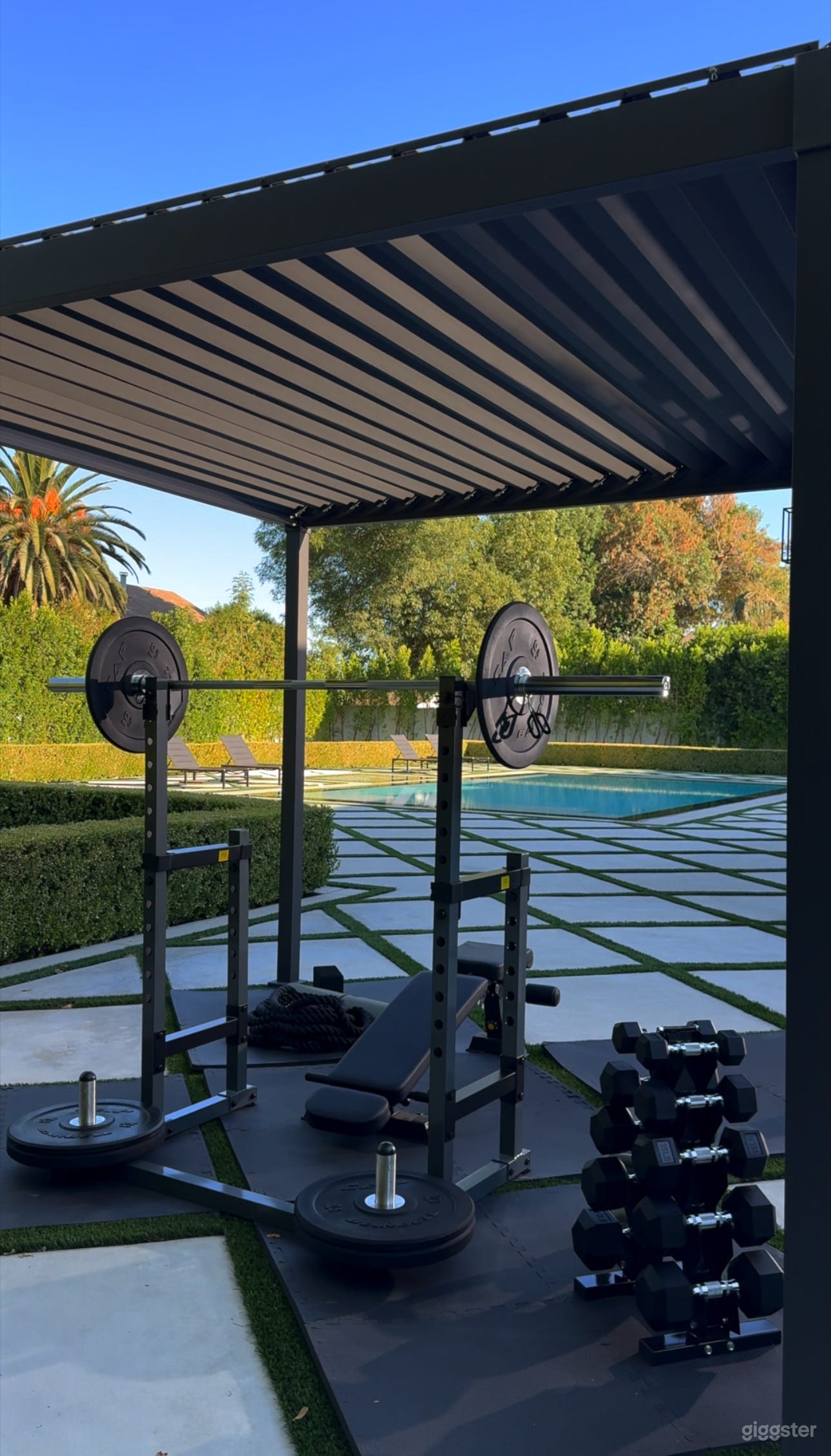 Fully Equipped Photo Studio | POOL- BACKYARD -OUTDOOR GYM Photo 2