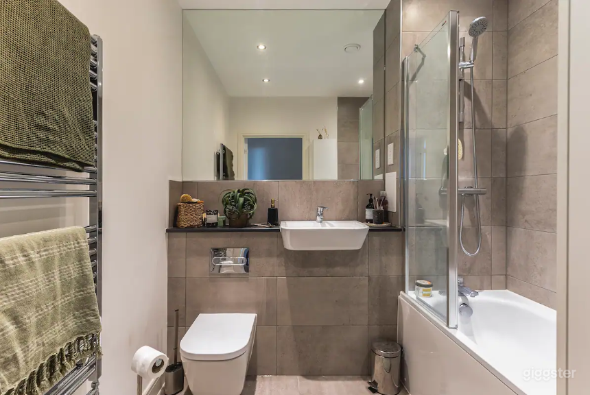 Bright modern flat with stunning city skyline view Photo 3