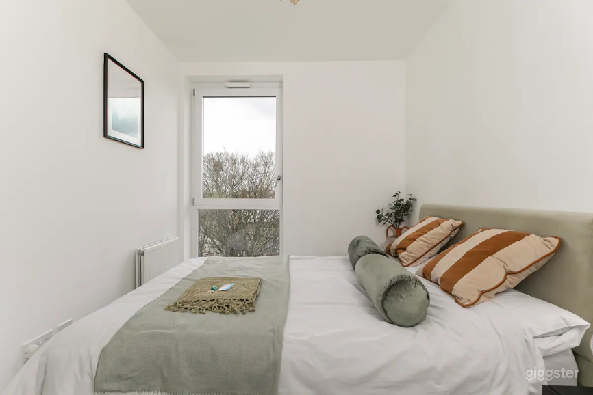 Bright modern flat with stunning city skyline view Photo 4