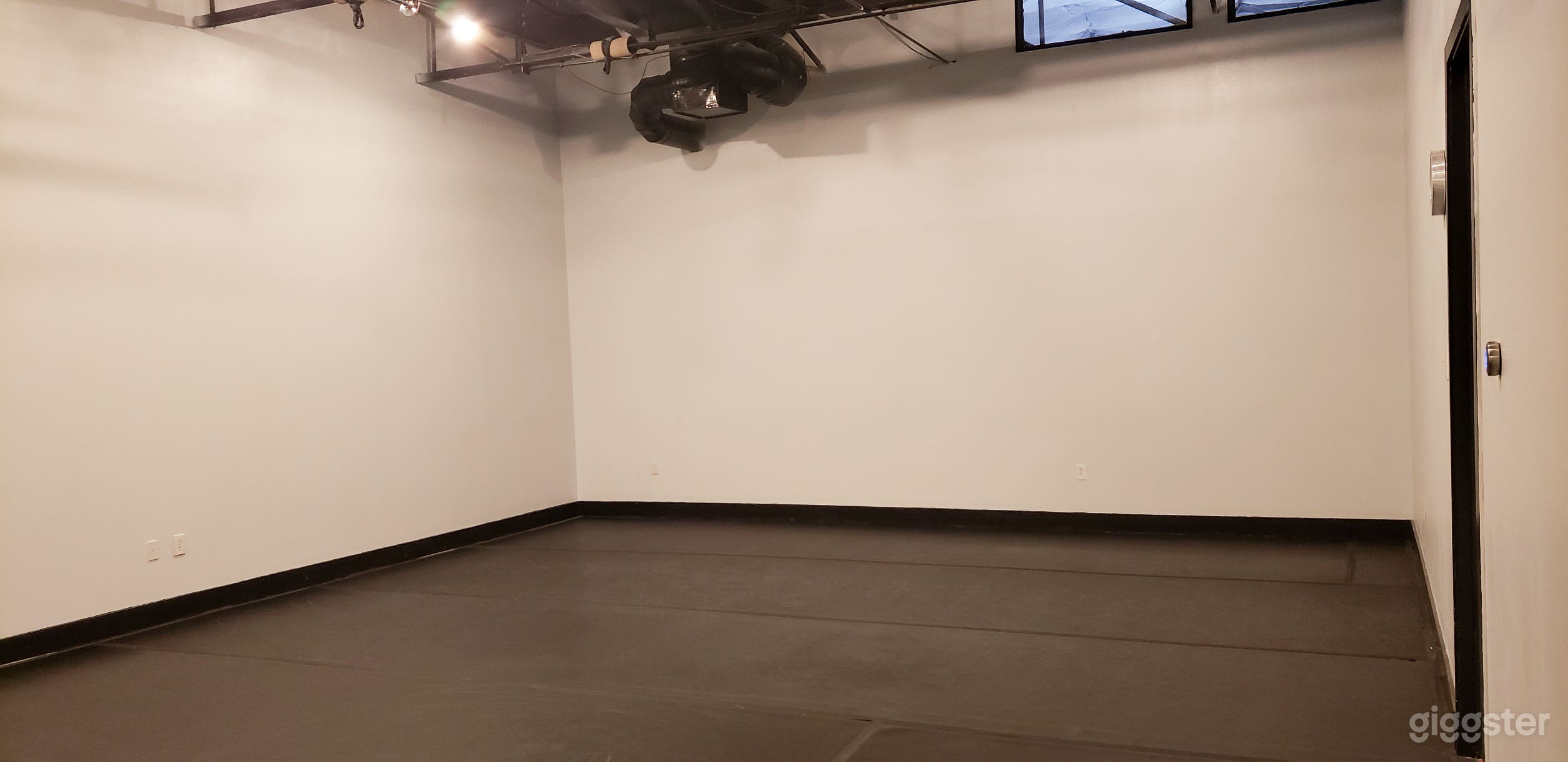 The Large Dance Room Photo 3