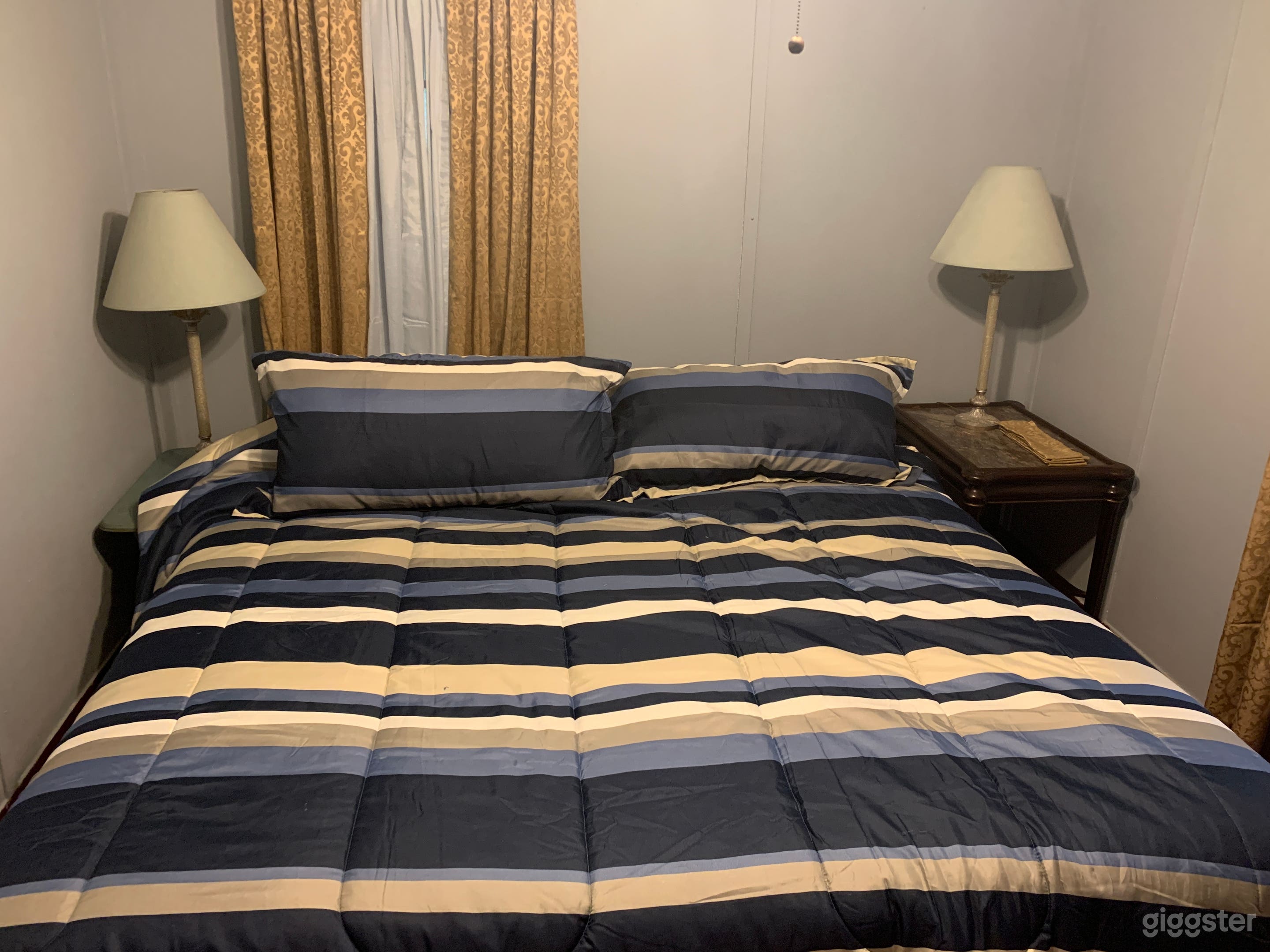 Master bedroom w king size bed