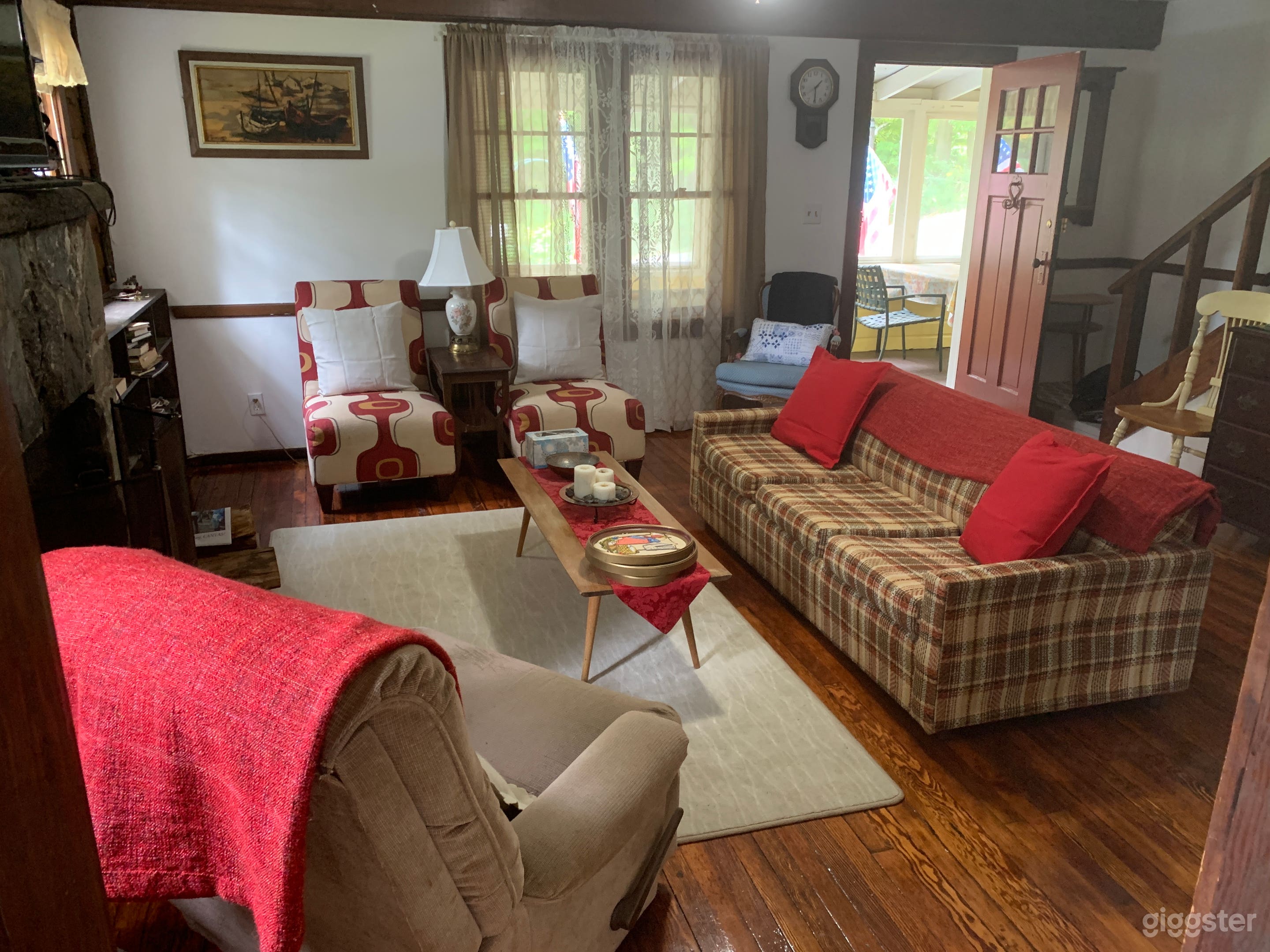 Living room w pull out couch