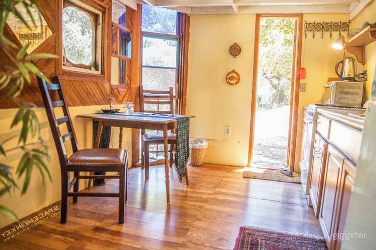  Fairy Tale cottage under oak trees in Topanga! 