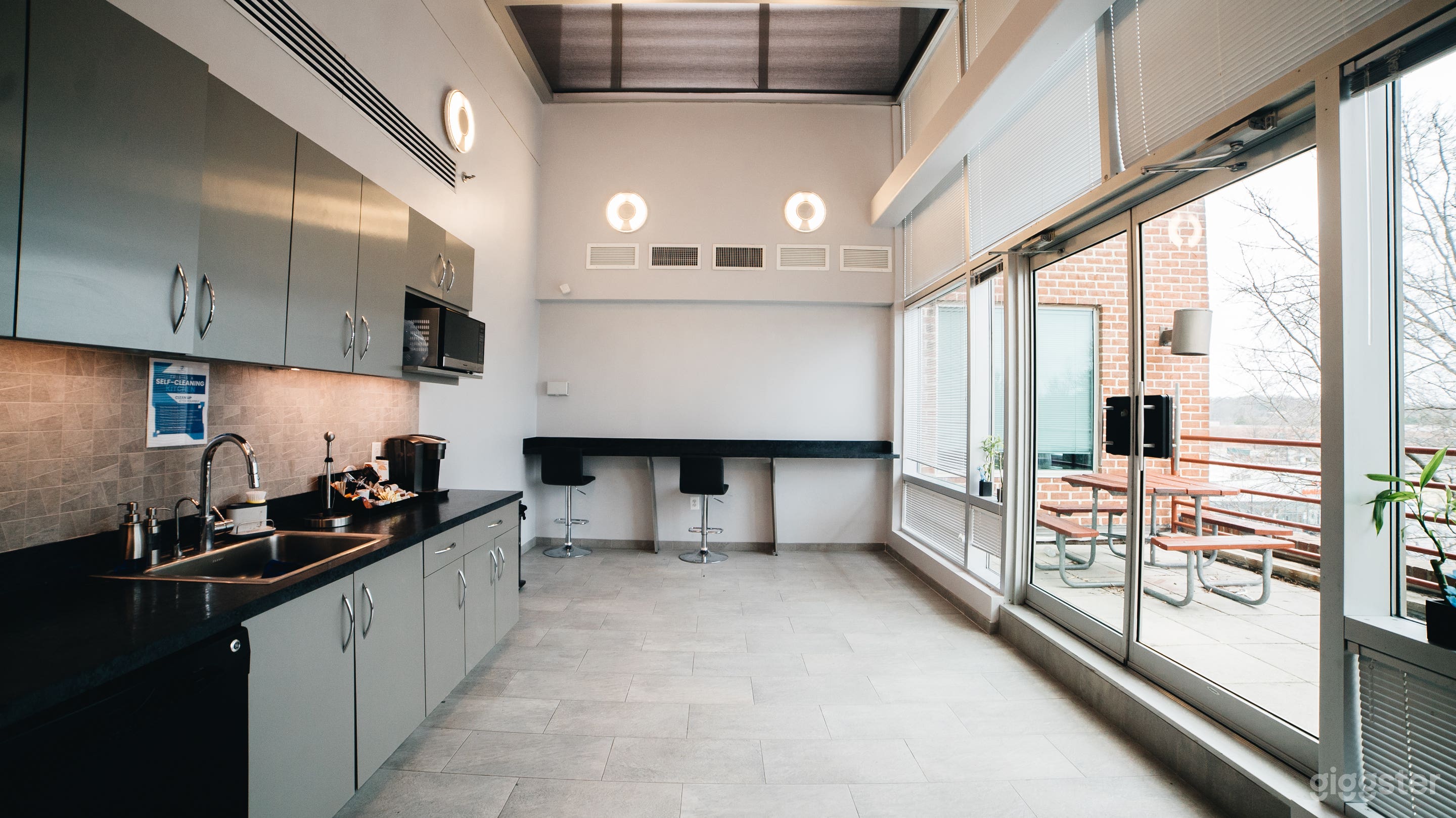 Lanham 3 Flex Suit - Beauty Office Photo 1