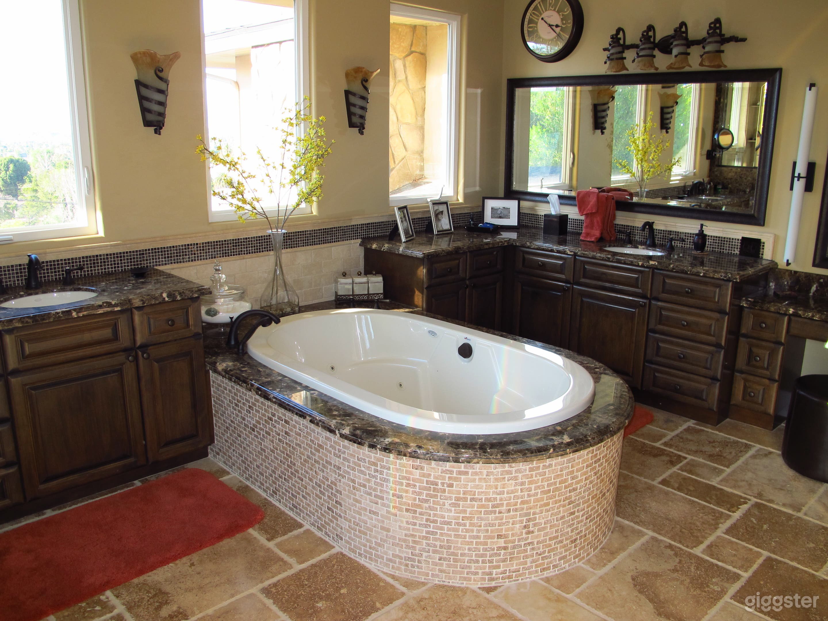 Stunning Estate w Incredible Views Photo 4