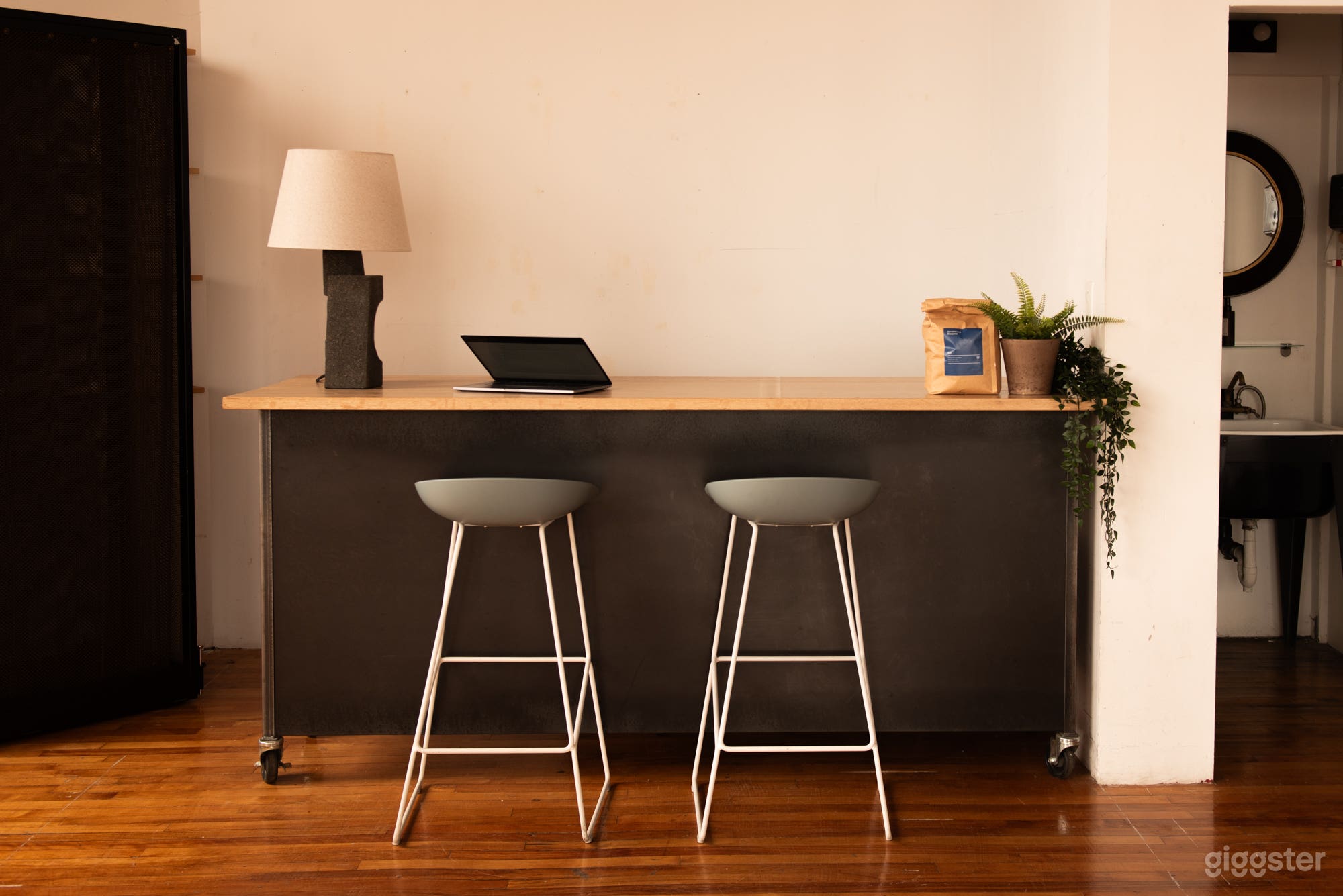 Exposed Brick Loft Studio Downtown Photo 3