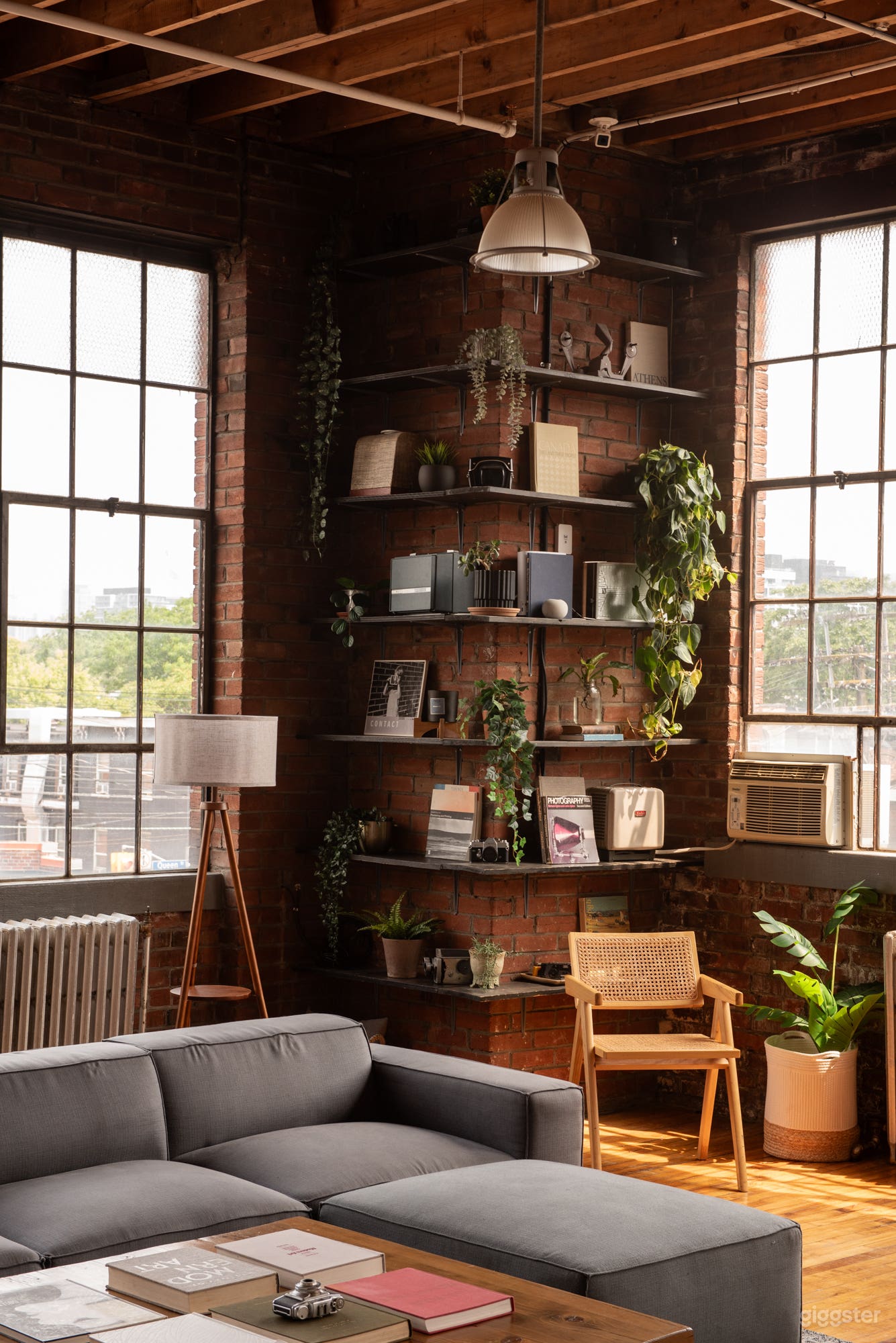 Exposed Brick Loft Studio Downtown Photo 4
