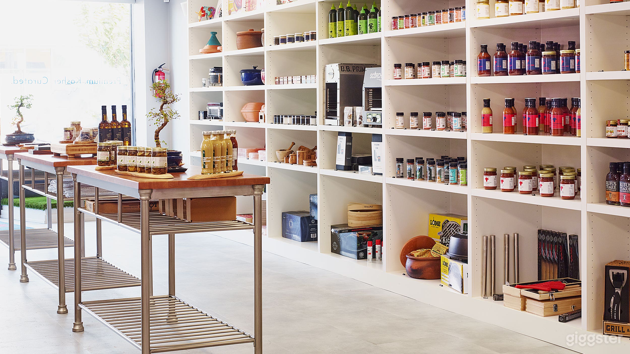 High End Retail Market - Great for Retail Scenes Photo 3