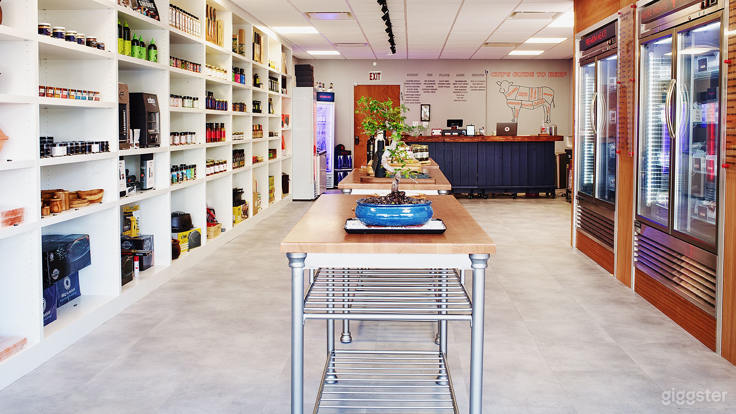 High End Retail Market - Great for Retail Scenes Photo 1