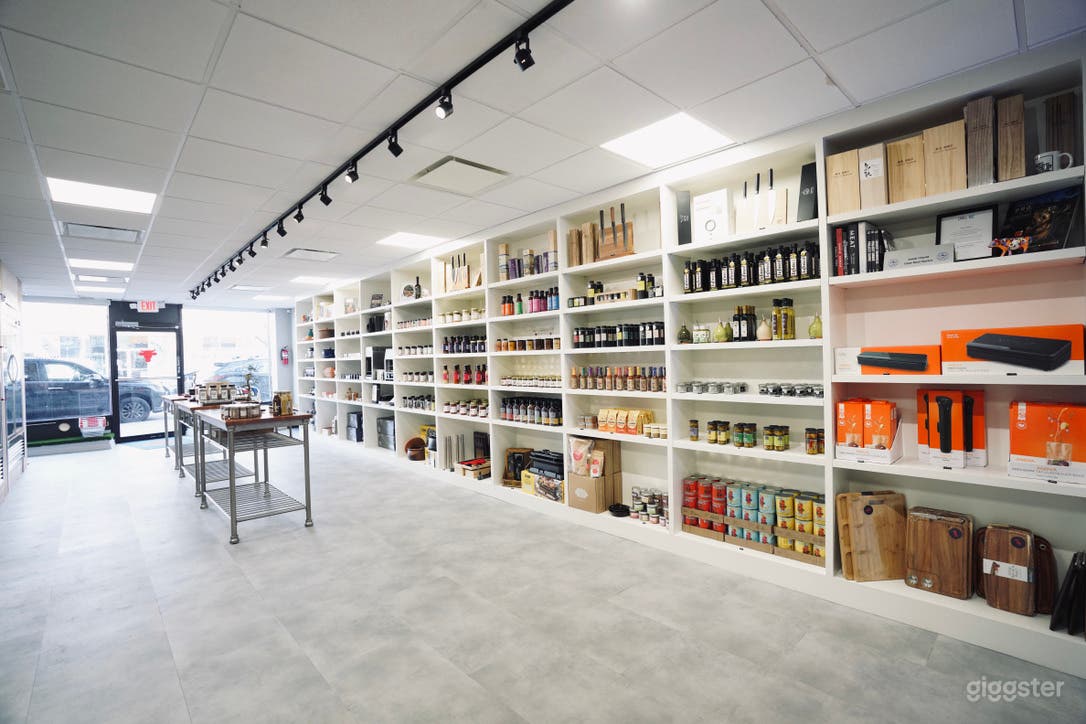 High End Retail Market - Great for Retail Scenes Photo 4