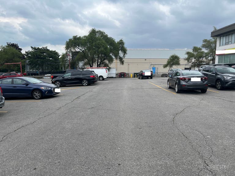  Parcheggio con molte aree uniche per la produzione 