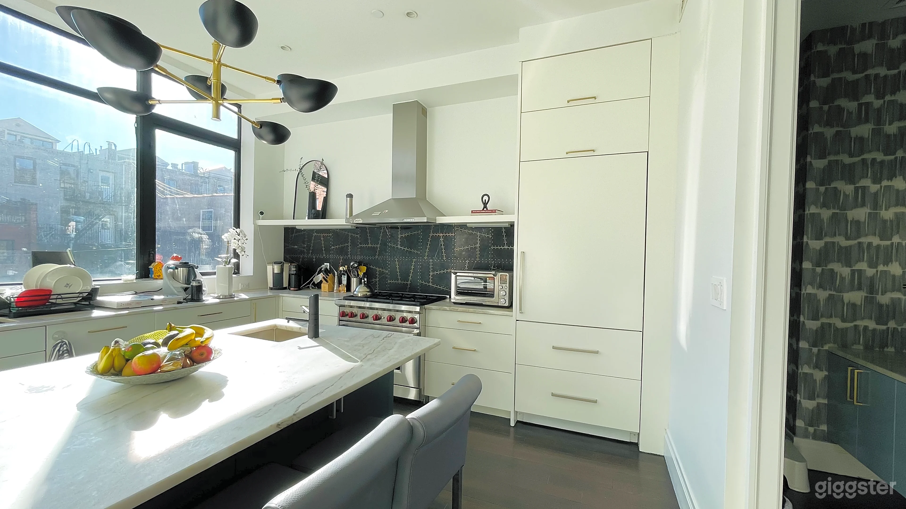 Luxurious Modern BK Townhouse with Backyard Photo 4