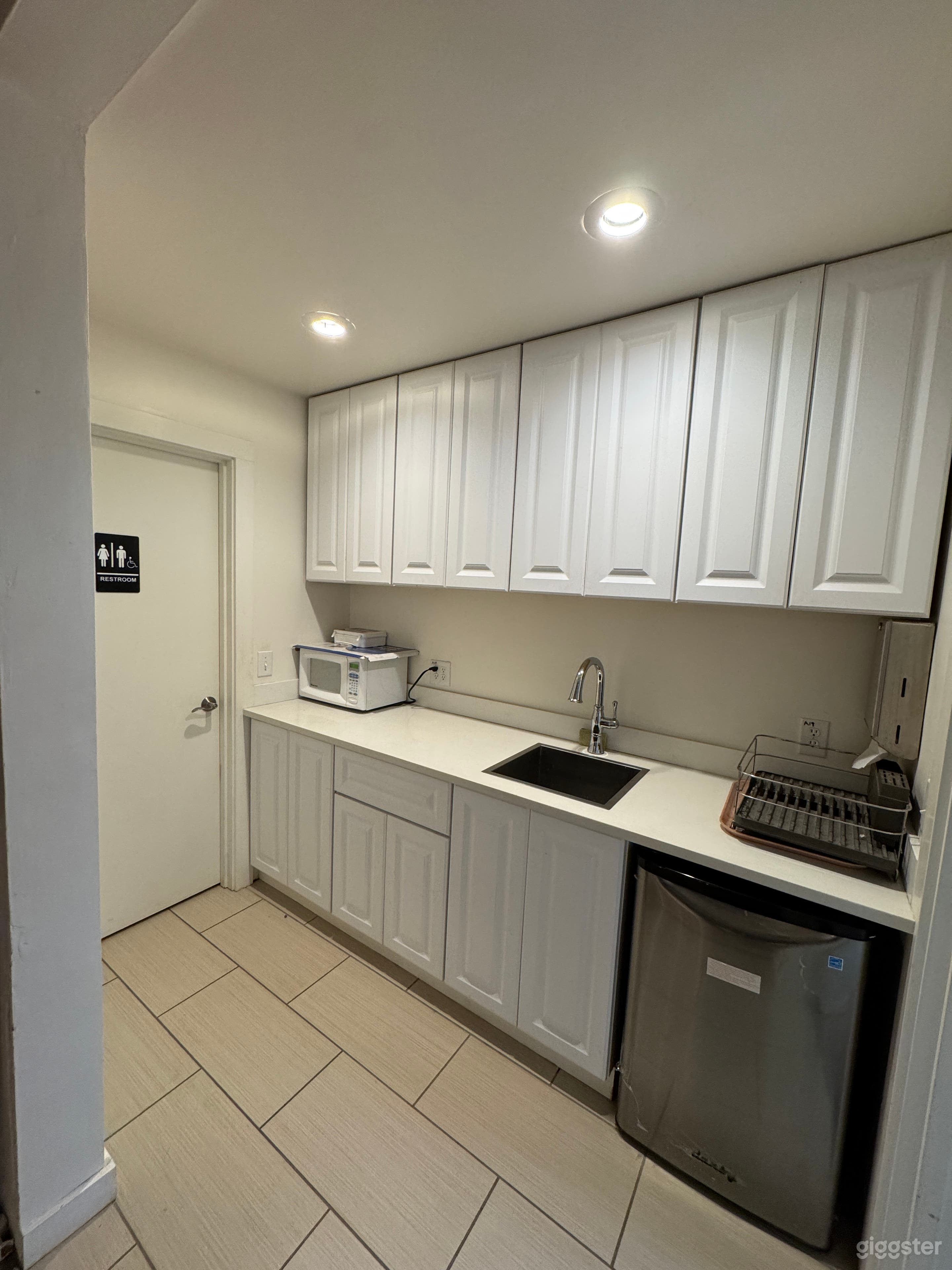 Small Dance Hall with Kitchenette Photo 3