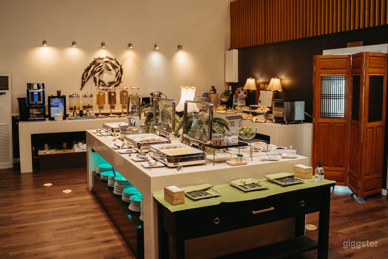  Lounge per Eventi Moderno con Ristorante 