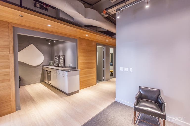  Kitchenette/Lounge Space 